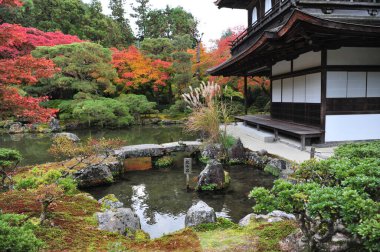 Sonbahar mevsiminde Japonya bahçesindeki eski geleneksel tapınağın nefes kesici manzarası. Yüksek kalite fotoğraf