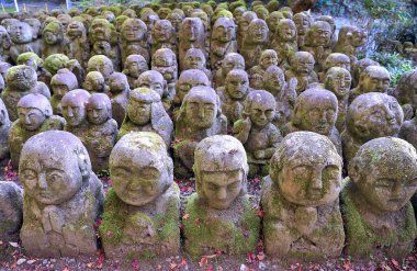 Kyoto 'daki Budist tapınağındaki harika taş heykeller, Otagi Nenbutsuji. - Evet. Yüksek kalite fotoğraf
