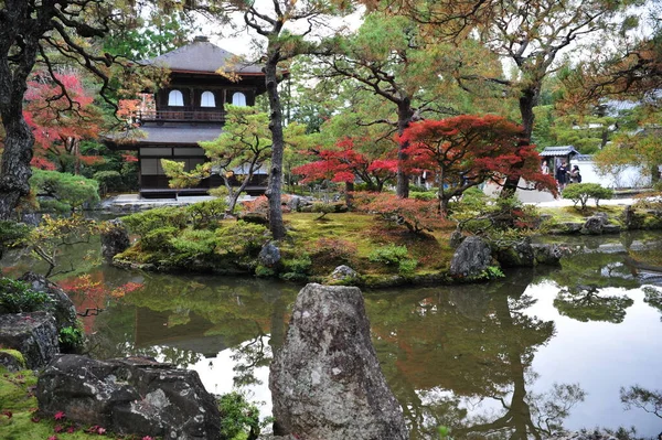 Dech Beroucí Pohled Starý Tradiční Chrám Japonské Zahradě Během Podzimní — Stock fotografie