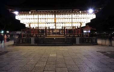 Geleneksel eski dindar Japon pagodası. Geceleri parlayan bir sürü fenerle..