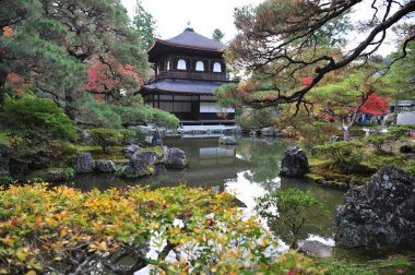 Sonbahar mevsiminde Japonya bahçesindeki eski geleneksel tapınağın nefes kesici manzarası.