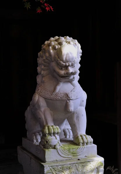 Escultura tradicional de un león en la puerta de un templo japonés. — Foto de Stock