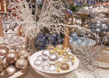 Noel kutlaması. Noel tatili boyunca çok güzel dekore edilmiş bir vitrin..