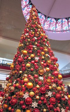 Noel kutlaması. Güzel bir Noel ağacı, bir şehirde Noel pazarında süslenmiş..