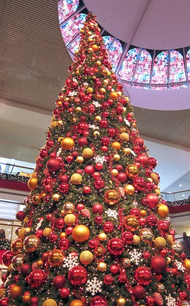 Noel kutlaması. Güzel bir Noel ağacı, bir şehirde Noel pazarında süslenmiş..