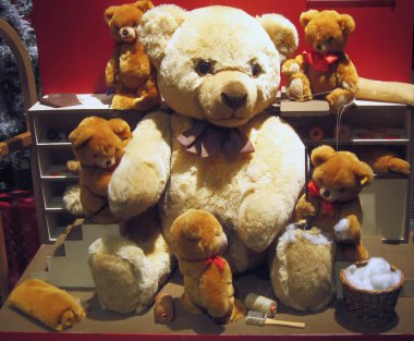 Noel tatili için vitrinlerde Noel oyuncakları.