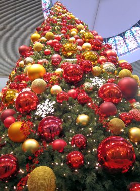 Güzel bir Noel ağacı, bir şehirde Noel pazarında süslenmiş..