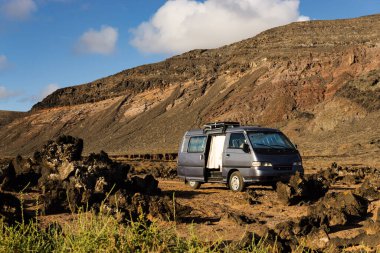 Kamp minibüsüyle Lanzarote 'yi keşfediyor.