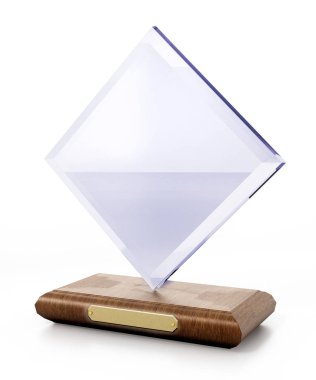 Beyaz arka plan üzerinde izole boş tabela ile akrilik ödül. 3D çizim.