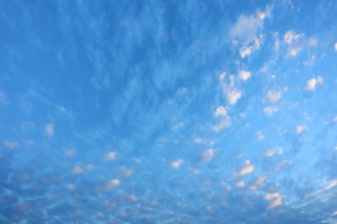 dramatik mavi günbatımı gökyüzü üzerinde güzel hareketli bulut