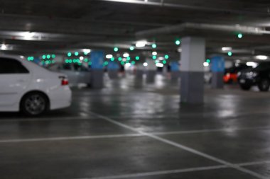 şehirde bina yeraltı otoparkı