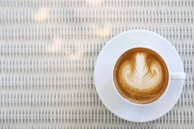 Kalp şekli latte sanat sıcak kahve içecek