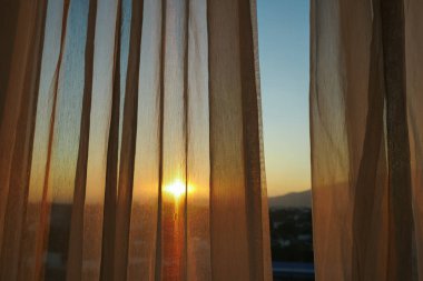 pencerenin beyaz perde iç güneş ışığı