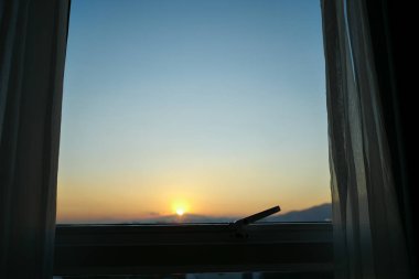 pencerenin beyaz perde iç güneş ışığı