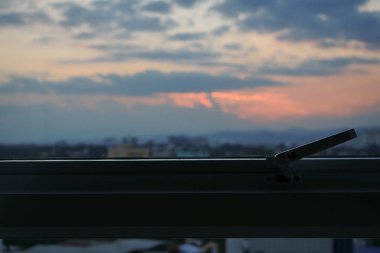 oda nın dışında gün batımı gökyüzü manzaralı cam pencere