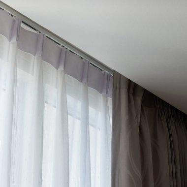 Penceredeki beyaz perde iç dekorasyonu