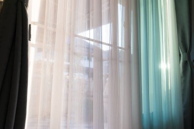 Penceredeki beyaz perde iç dekorasyonu