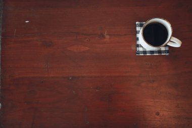 ahşap masa üzerinde sıcak siyah kahve