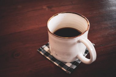 Kahve fincanı ahşap masada.