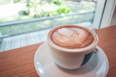 kafede sıcak kahve içeceği, fincan latte sanat kalbi