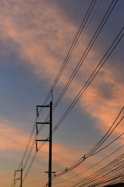 gün batımı gökyüzü arka plan ile pilon elektrik güç hattı