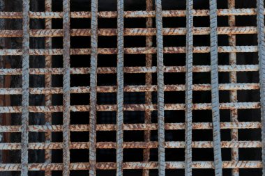 sokakta demir tel çubuk çubuk örgü su drenaj kapağı