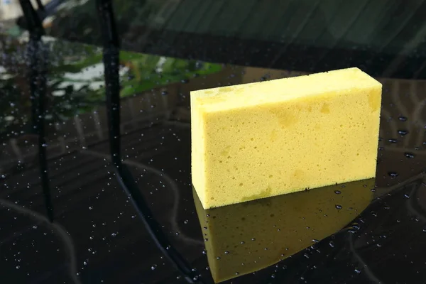 Éponge jaune utilisé lavage de voiture — Photo