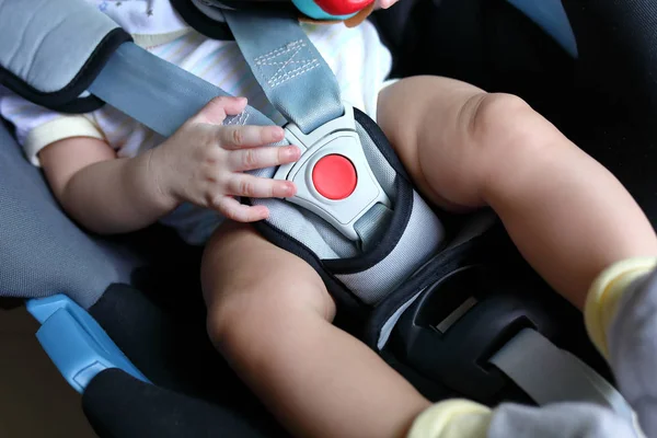 Bebé niño sentado en el asiento del coche con cinturón de seguridad bloqueado — Foto de Stock