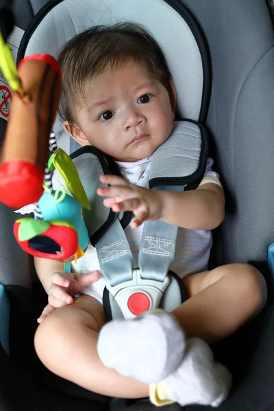 아기 아동 자동차 좌석에 앉아 안전 벨트 고정 — 스톡 사진