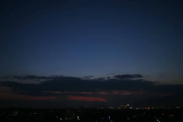 Ciel crépusculaire spectaculaire au-dessus de l'horizon de la ville — Photo