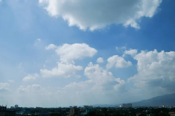 Nuvem branca no céu azul claro acima do horizonte da cidade — Fotografia de Stock