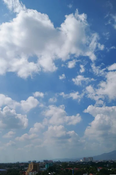 Bílý mrak na jasně modré obloze nad městským panoramatem — Stock fotografie