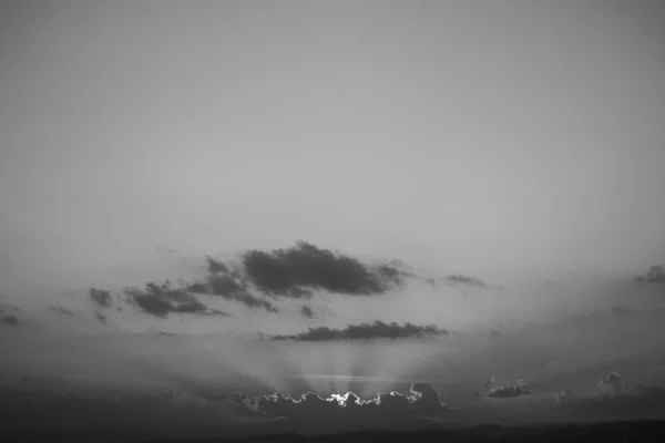 Imagen monocoma blanco y negro, rayos de luz del sol en el cielo — Foto de Stock