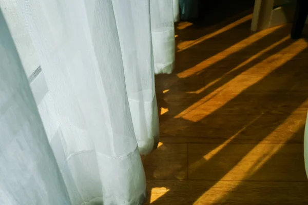 Światło słoneczne przez białą kurtynę rano — Zdjęcie stockowe