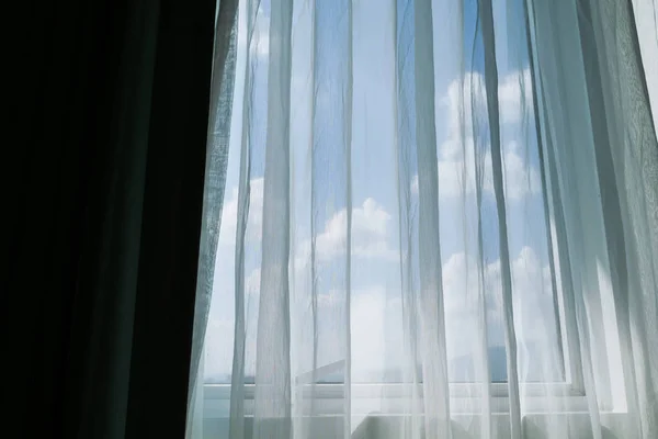 Fehér függöny az ablakon — Stock Fotó