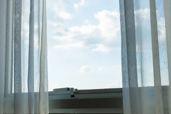Biała kurtyna na szklane okno — Zdjęcie stockowe