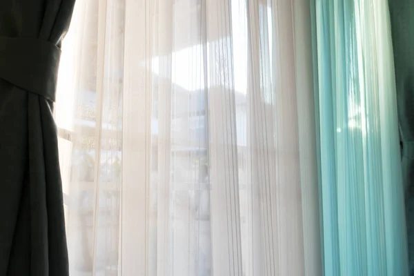 Decoración interior cortina blanca en la ventana — Foto de Stock