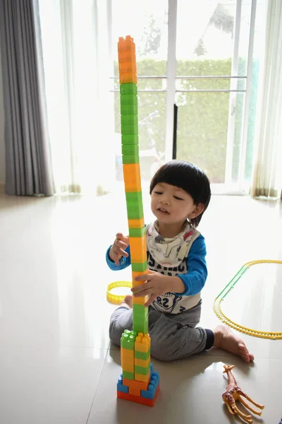 Menino bonito jogando brinquedo bloco aprendizagem criativa — Fotografia de Stock