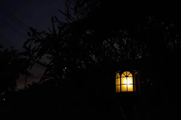 Lamp licht in nacht tuin — Stockfoto