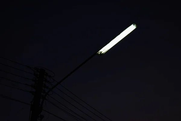 Gece saatlerinde sokak ışığı — Stok fotoğraf