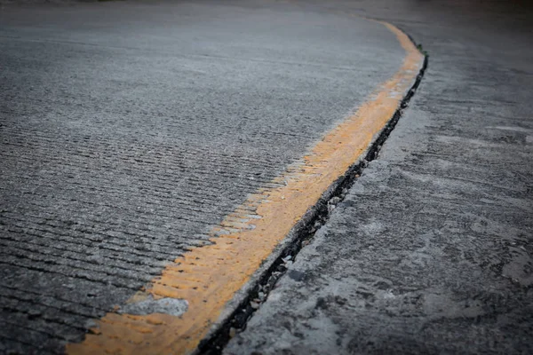 旧水泥路上的黄线标记 — 图库照片