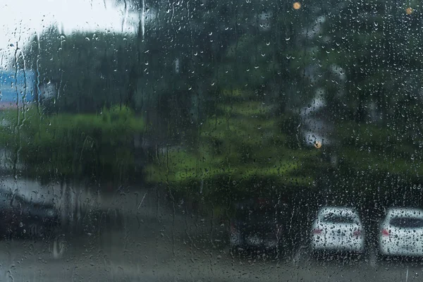 Kropla deszczu wody na szklanym oknie — Zdjęcie stockowe