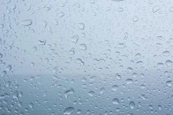 雨落在车玻璃涂层保护皮肤 — 图库照片