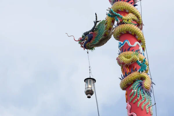 Estatua de dragón en el pilar con linterna de luz — Foto de Stock