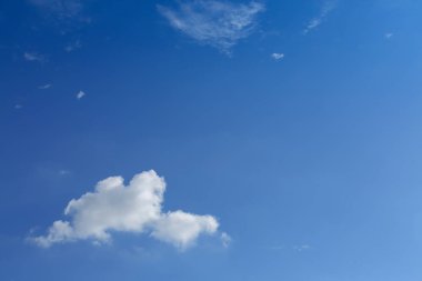 Açık mavi gökyüzü arka plan üzerinde beyaz bulut