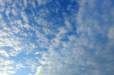 yukarıda gökyüzü bulut