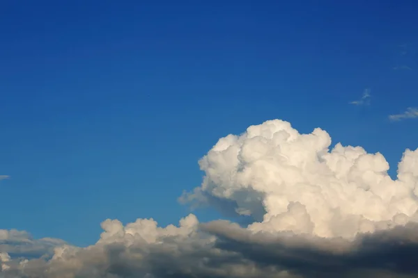 Vitt moln på klarblå himmel — Stockfoto