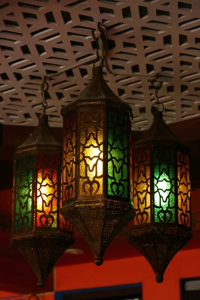 Красивый винтажный фонарь висит, Рамадан свет украшения — стоковое фото
