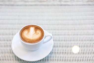 sıcak kahve içecek beyaz masaya lezzetli kalp şekli latte sanat