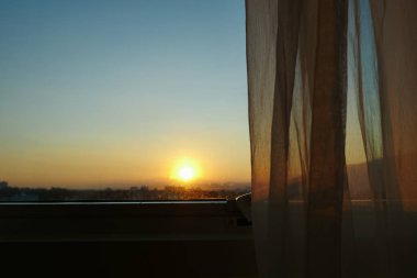 pencerenin beyaz perde iç güneş ışığı